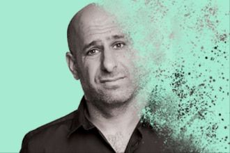 תמונה של חנוך דאום עם אפקט של התפוררות